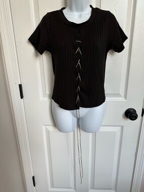 Source Unknown Black Ribbed Short-Sleeve Top with Front Chain Detail